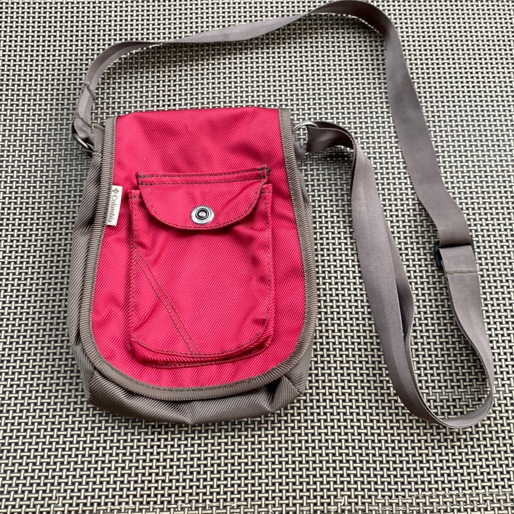 Columbia sportswear Women's small crossbody bag. 9" bag. Shoulder or crossbody